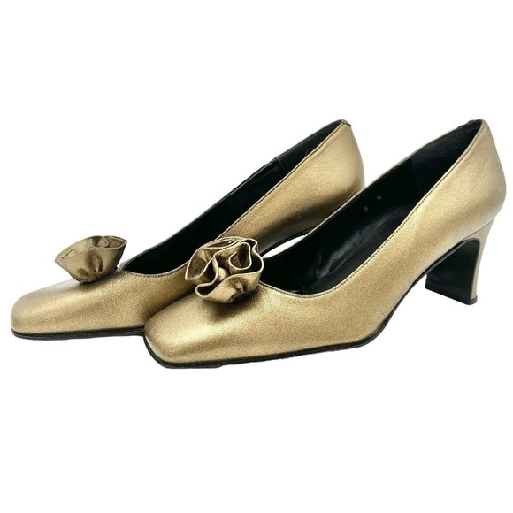 Coup d'etat Pumps 8 Gold 2.5 inch Heel Bow Flower Embellishment - Picture 1 of 8
